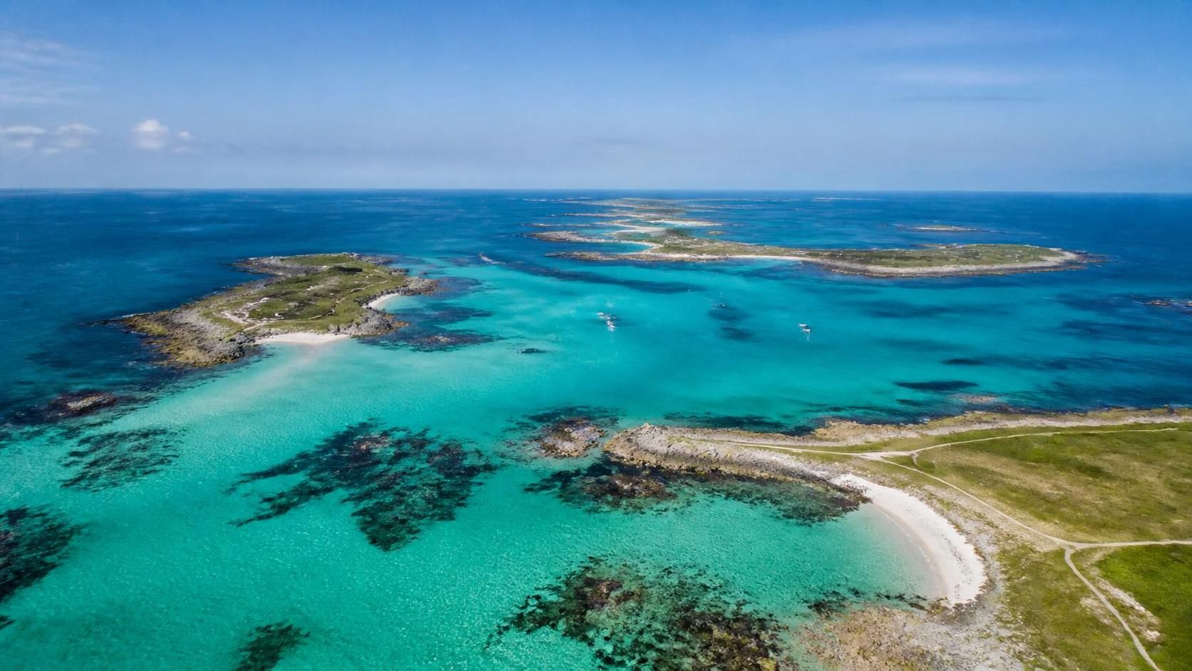 découvrez pourquoi les îles glénan sont appelées les « caraïbes du finistère » grâce à leurs eaux turquoise, leurs plages de sable blanc et leur ambiance paradisiaque en bretagne.