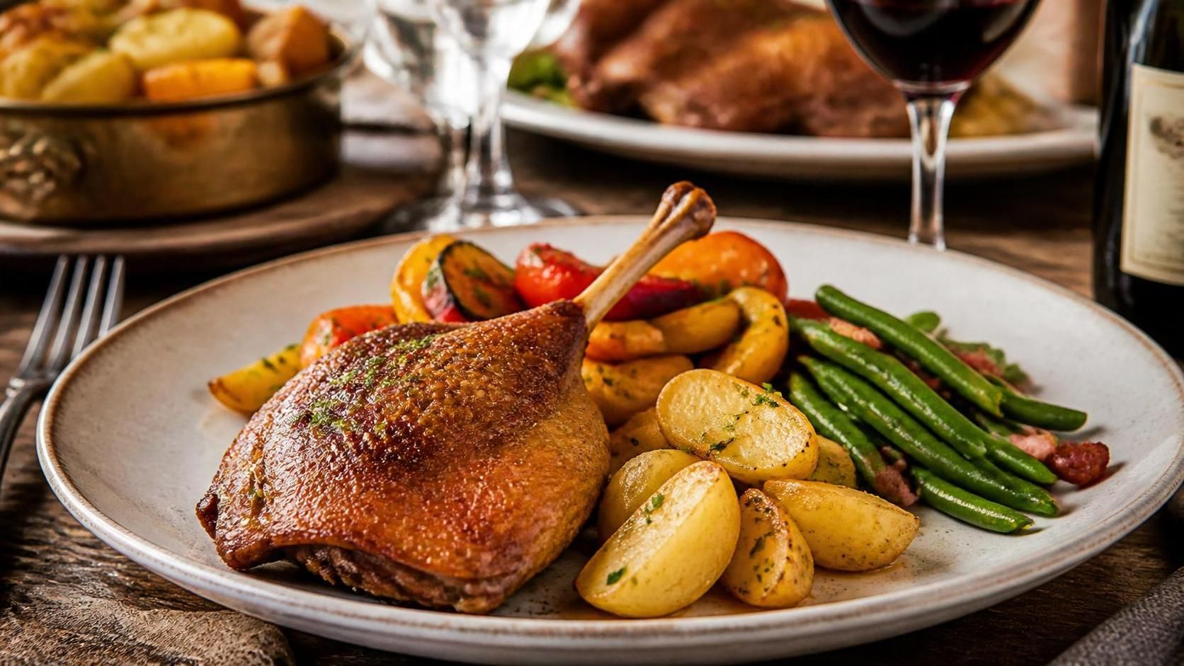 découvrez les meilleures idées d'accompagnements pour sublimer votre confit de canard et impressionner vos invités avec des saveurs raffinées et équilibrées.