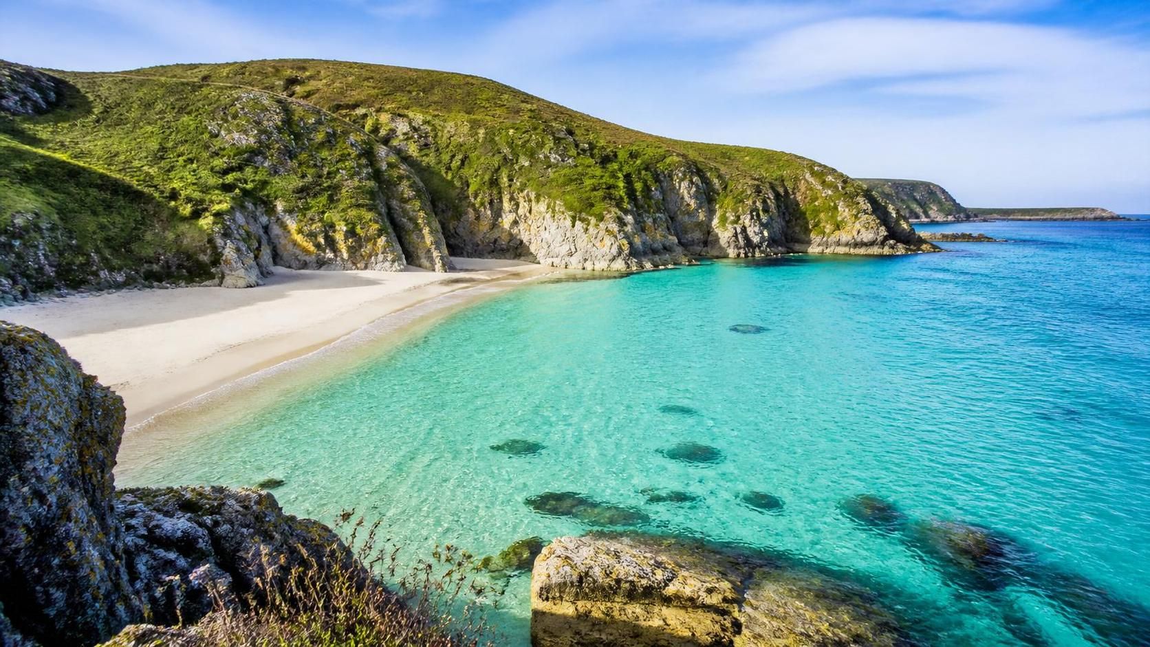 découvrez les plus belles plages secrètes du finistère, des havres de paix préservés loin des foules pour des moments de détente inoubliables en pleine nature.