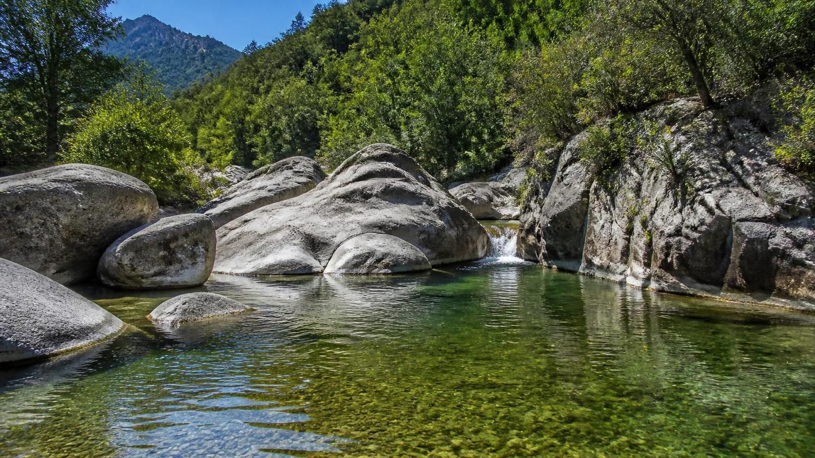 découvrez comment accéder facilement aux magnifiques piscines naturelles de zoza, un lieu paradisiaque idéal pour se détendre et profiter de la nature en corse.