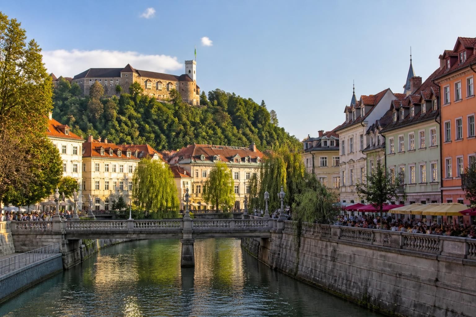 explorez ljubljana, la capitale séduisante et méconnue de la slovénie, riche en histoire, culture et paysages pittoresques.