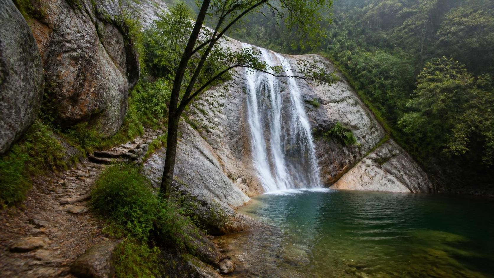découvrez la magie éblouissante de la cascade de carnevale, un spectacle naturel captivant qui émerveille par sa beauté et sa puissance.