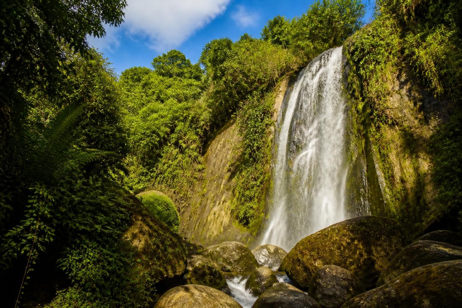 découvrez la cascade de sorio, un joyau naturel enchanteur niché au cœur d’un écrin de verdure, idéal pour les amoureux de la nature et les amateurs de paysages paisibles.