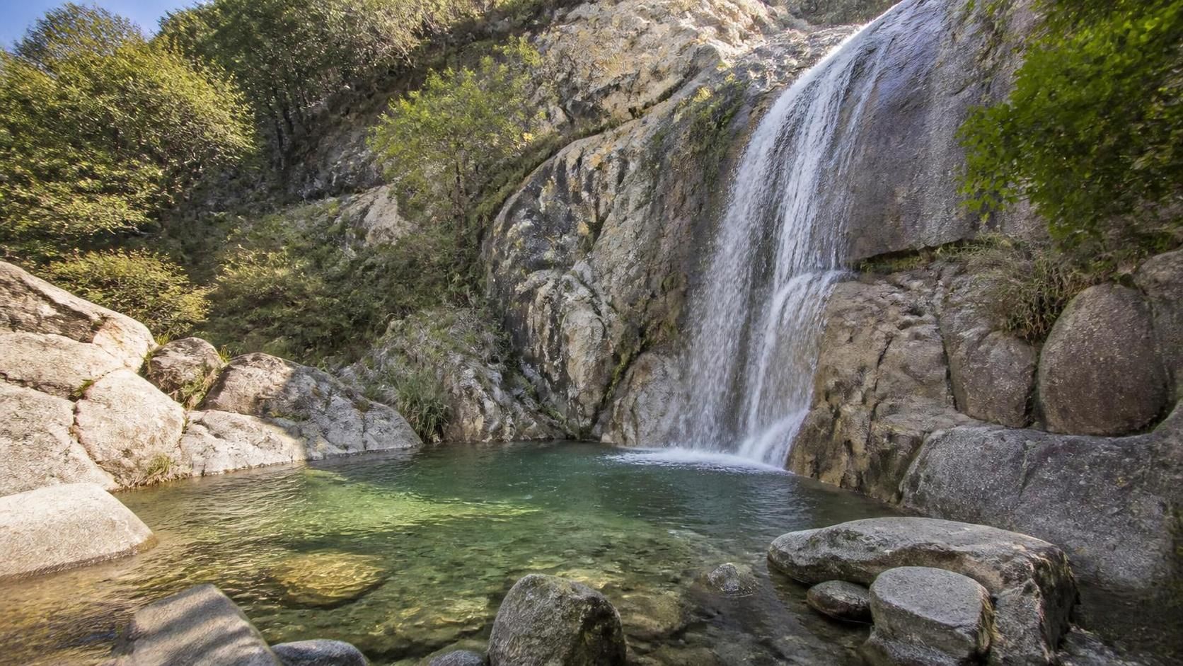 découvrez la magique cascade de sorio, un joyau naturel enchanteur à explorer pour les amateurs de nature et de paysages époustouflants.