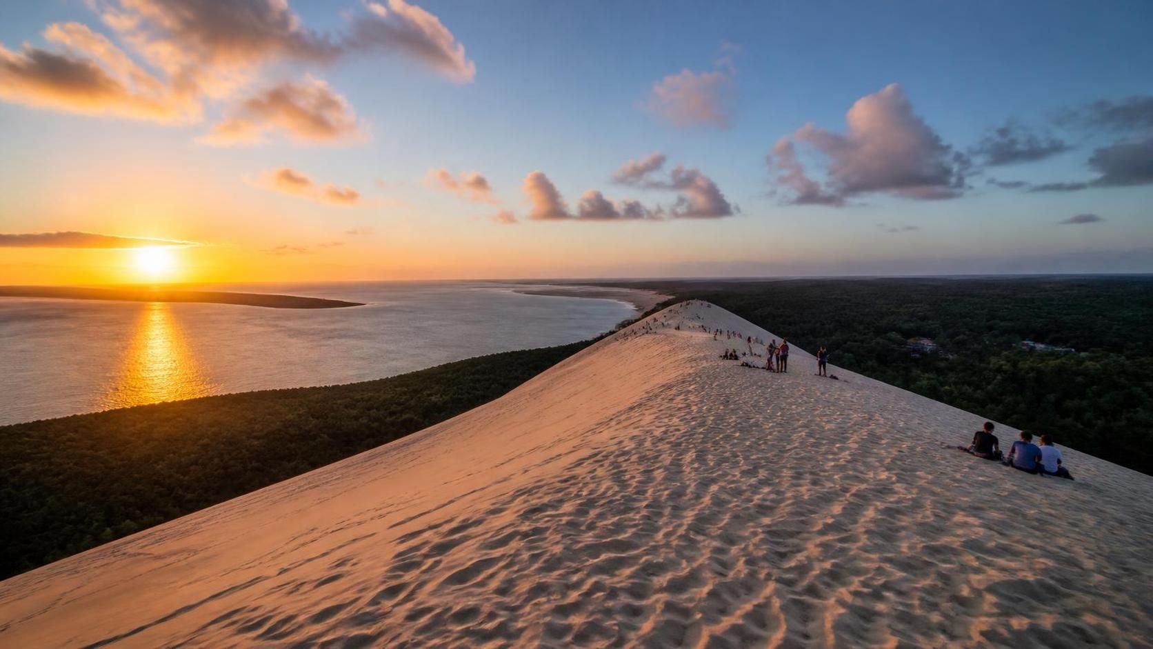 découvrez un panorama spectaculaire sur la majestueuse dune du pilat, la plus haute dune de sable d'europe, offrant des vues imprenables entre océan et forêt.