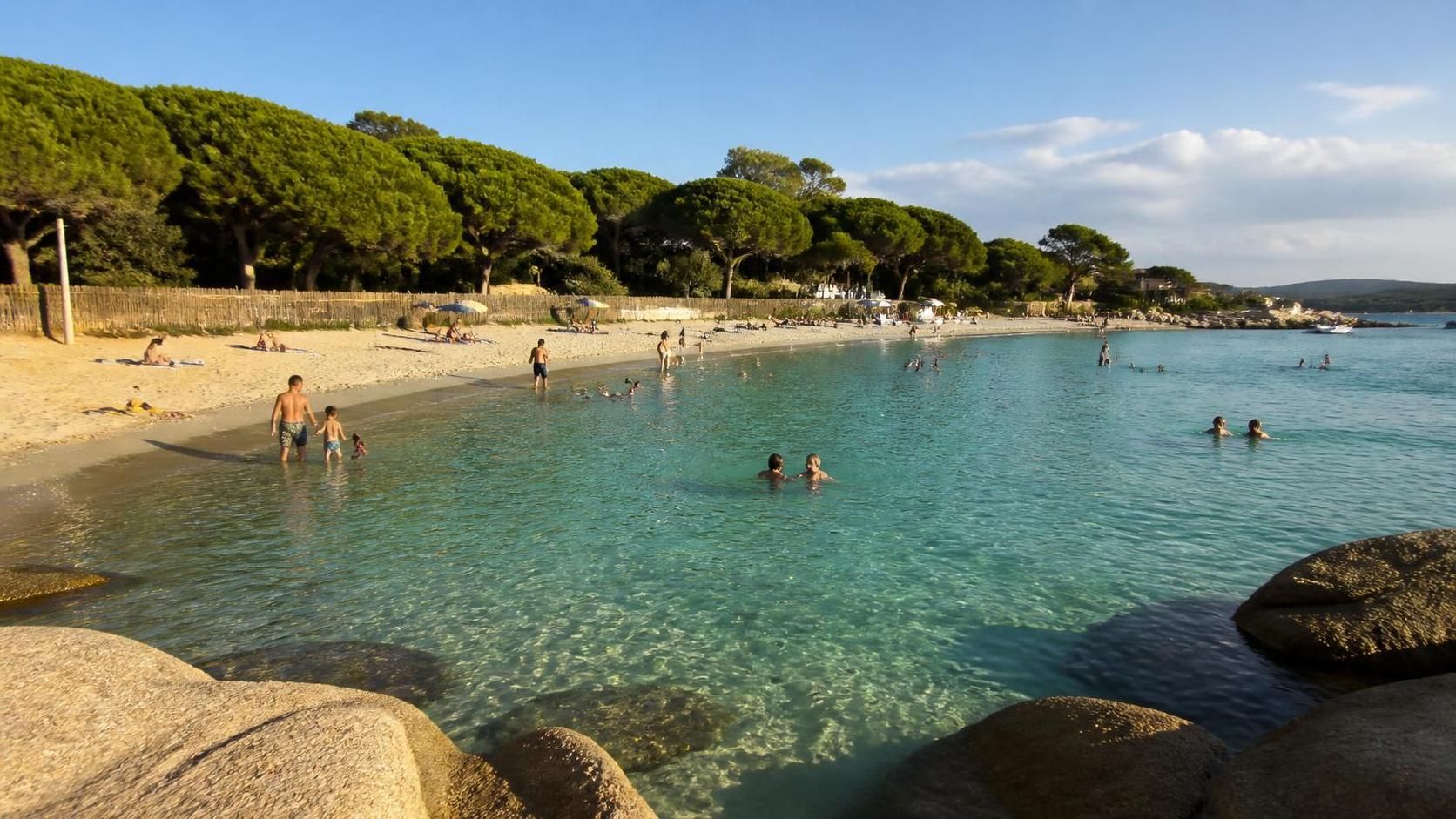 découvrez la plage de canella, un véritable coin paradisiaque idéal pour la baignade et la détente. profitez d'un cadre naturel exceptionnel pour des moments de repos inoubliables.